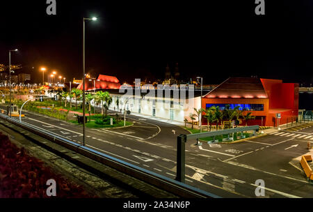 Santa Cruz de Tenerife port terminal pour navires de croisière illuminé la nuit, Îles Canaries, Espagne Banque D'Images