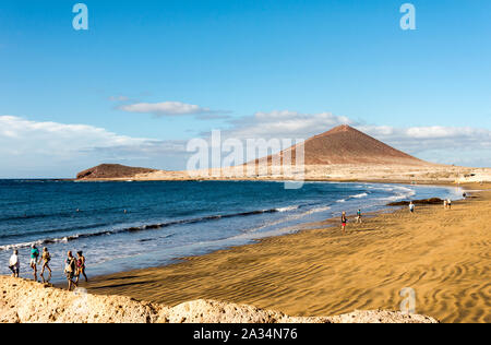 Les gens qui marchent sur la plage Playa de Leocadio Machado plage près de la ville, El Medano Tenerife, Espagne Banque D'Images