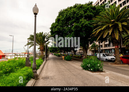 Piétonne pittoresque le long walkpath les terminaux portuaires à Santa Cruz de Tenerife, Canaries, Espagne Banque D'Images