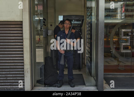 Hong Kong, Chine. 05 Oct, 2019. Les gardes de sécurité à la multinationale chinoise voyage société industrielle et commerciale de Chine (ICBC) filiale à Hong Kong un jour après que le gouvernement de Hong Kong a invoqué les pouvoirs d'urgence pour l'interdiction des masques lors de manifestations, d'une prise de position contre les manifestants d'aller de l'avant à Hong Kong. Credit : SOPA/Alamy Images Limited Live News Banque D'Images