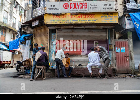 Mumbai, Maharashtra, Inde 12 Août 2019 Un barbershop rue sur le marché de Fort de backstreet près de Queen Victoria Station. Il n'offre pas seulement un rapide Banque D'Images