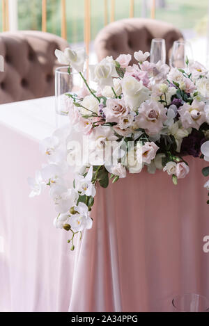 Décoration de luxe du mariage moderne Fleurs de table dans des tons clairs. Bouquet d'un assortiment de produits frais et de belles fleurs décoration le holida Banque D'Images