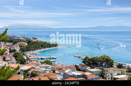 Vue aérienne de Baska Voda village, belle côte croate seascape Banque D'Images