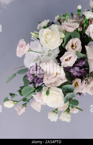De belles fleurs fraîches sur la table de mariage. Des fleurs élégantes lors d'un mariage classique Banque D'Images