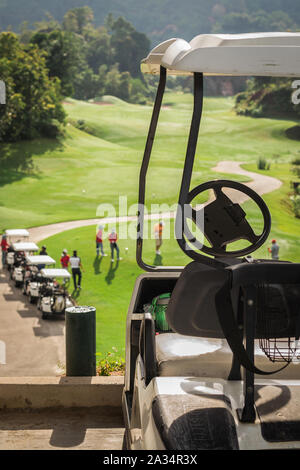 Voitures de golf club de golf au champ avec les golfeurs sont sur le point a commencé Banque D'Images