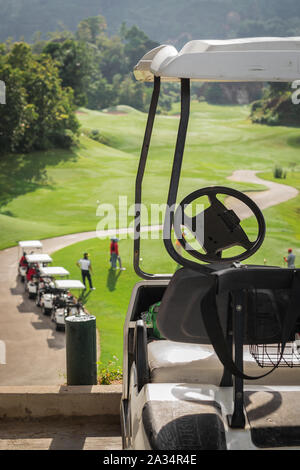Voitures de golf club de golf au champ avec les golfeurs sont sur le point a commencé Banque D'Images