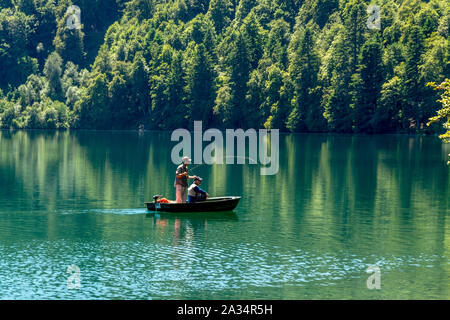 Pêche dans le lac de Pavin volcanique situé dans le Parc naturel régional des Volcans d'Auvergne, Auvergne, France, Europe Banque D'Images