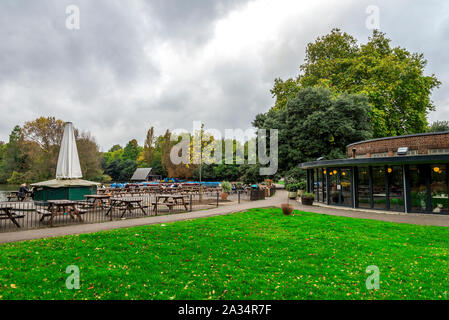 Une vue de Pear Tree cafe et coin salon extérieur dans Battersea Park, Londres, Royaume-Uni Banque D'Images