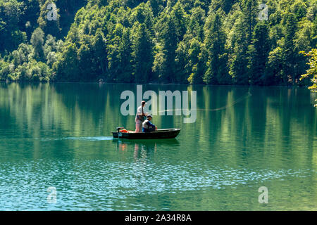 Pêche dans le lac de Pavin volcanique situé dans le Parc naturel régional des Volcans d'Auvergne, Auvergne, France, Europe Banque D'Images