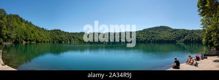 Lac de Pavin volcanique situé dans le Parc naturel régional des Volcans d'Auvergne, Auvergne Rhône Alpes, France, Europe Banque D'Images