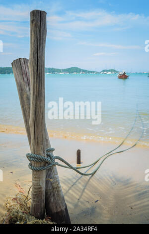 Une corde d'un bateau, c'est attacher avec pieu de bois sur la plage Banque D'Images