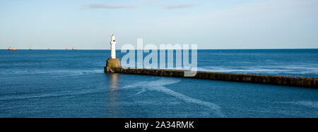 Brise-lames du phare à l'entrée du port d'Aberdeen, Ecosse, Royaume-Uni Banque D'Images