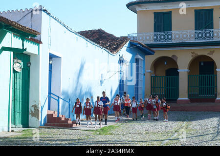 Les enfants de l'école à pied les rues pavées de Trinidad, Cuba. Banque D'Images