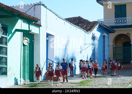 Les enfants de l'école à pied les rues pavées de Trinidad, Cuba. Banque D'Images