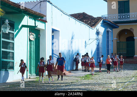 Les enfants de l'école à pied les rues pavées de Trinidad, Cuba. Banque D'Images