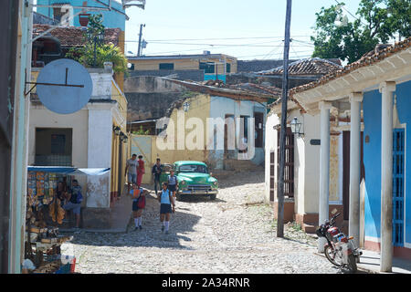 Les enfants de l'école à pied les rues pavées de Trinidad, Cuba. Banque D'Images