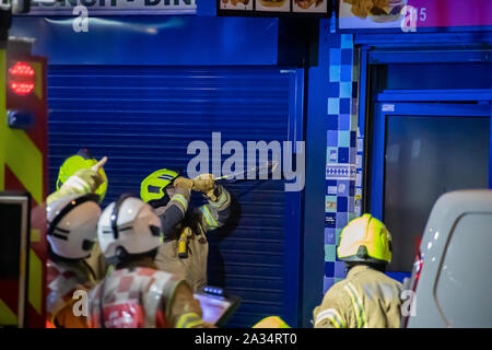 Vendredi 04/10/2019 London Fire Brigade a assisté à un incendie dans un café sur devons Road E3. Banque D'Images