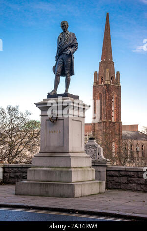 Robert Burns statue près de Union Terrace Gardens et la tour de style gothique sur l'arrière-plan, Aberdeen, Écosse Banque D'Images