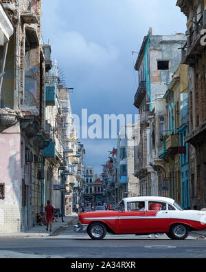 Voitures anciennes dans les rues de La Havane, Cuba Banque D'Images