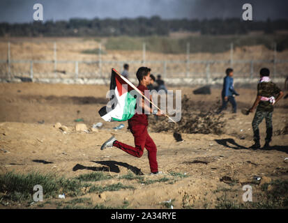 Un manifestant palestinien fuit de gaz lacrymogène tiré sur eux lors d'une manifestation anti-Israël, appelant à mettre fin à des années de siège de Gaza sur la frontière du sud de GazaGaza Israel-Gaza strip. Banque D'Images