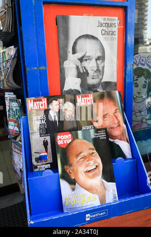 Un hommage rendu par les magazines français à Beyrouth marchand, avec sur leur capot avant l'ancien président français Jacques Chirac qui est mort âgé de 86 ans. Jacques Chirac a été président de la France à partir de 1995-2007 Banque D'Images