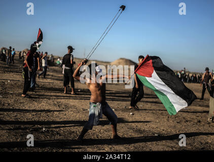 Un manifestant palestinien utilise une fronde pour lancer des pierres au cours d'une manifestation anti-Israël, appelant à la fin de l'années de siège de Gaza sur la frontière du sud de GazaGaza Israel-Gaza strip. Banque D'Images