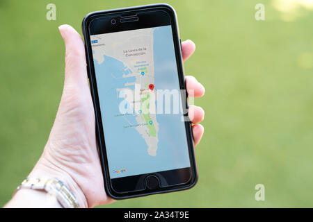 Gibraltar 04 Octobre 2019 : Une main tenant un iphone montrant l'application google maps et l'accent sur la région de Gibraltar Banque D'Images