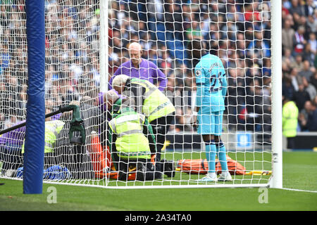 Brighton, UK. 5 octobre 2019. Hugo Lloris d'éperons est blessé au cours de la Premier League match entre Brighton et Hove Albion et Tottenham Hotspur à l'Amex Stadium - usage éditorial uniquement. Pas de merchandising. Pour des images de football Premier League FA et restrictions s'appliquent inc. aucun internet/mobile l'usage sans licence FAPL - pour plus de détails Football Dataco contact Crédit : Simon Dack TPI / Alamy Live News Banque D'Images