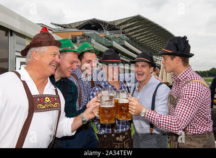 Ascot, Berkshire, Royaume-Uni. 5ème Oct, 2019. Ascot, Berkshire, Royaume-Uni. 5 octobre, 2019. Ben Cook à Londres (troisième à gauche) aime son enterrement de vie de garçon avant la course commence. Credit : Maureen McLean/Alamy Live News Crédit : Maureen McLean/Alamy Live News Banque D'Images