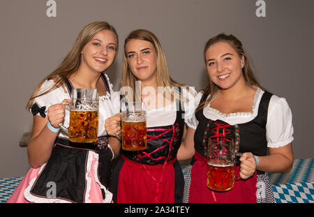 Ascot, Berkshire, Royaume-Uni. 5ème Oct, 2019. Ascot, Berkshire, Royaume-Uni. 5 octobre, 2019. Bekah Glover, Weronika Bawej et Chloe Moret appréciant les beer festival à Ascot. Credit : Maureen McLean/Alamy Live News Crédit : Maureen McLean/Alamy Live News Banque D'Images