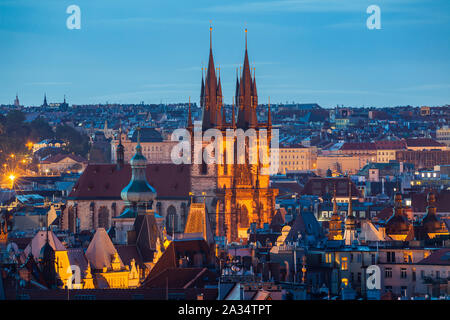 L'aube dans la vieille ville de Prague, Tchéquie. Notre-dame de l'église de Tyn domine l'horizon. Banque D'Images