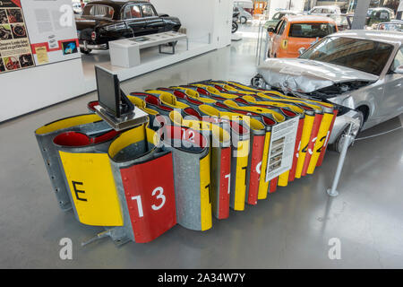 Un atténuateur crash froissé utilisé dans un crash test dans le Deutsches Museum Verkehrszentrum (Musée allemand des transports), Munich, Allemagne. Banque D'Images