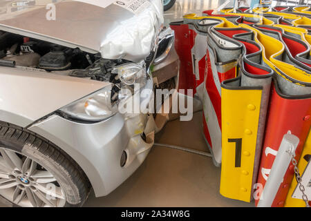 Un atténuateur crash froissé utilisé dans un crash test dans le Deutsches Museum Verkehrszentrum (Musée allemand des transports), Munich, Allemagne. Banque D'Images