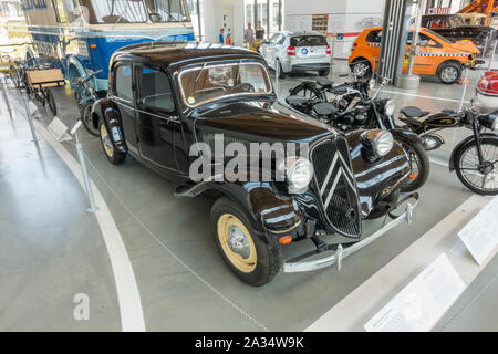 Une Citroën 11 BL 'Traction Avant' (1938) dans le Deutsches Museum (Musée allemand des transports Verkehrszentrum), Munich, Allemagne. Banque D'Images