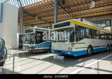 Une paire d'anciens Munich city bus publics de la Deutsches Museum Verkehrszentrum (Musée allemand des transports), Munich, Allemagne. Banque D'Images