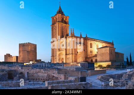 L'Alcazaba et le maire de l'église abbatiale de nuit, La Mota Forteresse, Alcala la Real, Jaen-province, région d'Andalousie, Espagne, Europe. Banque D'Images