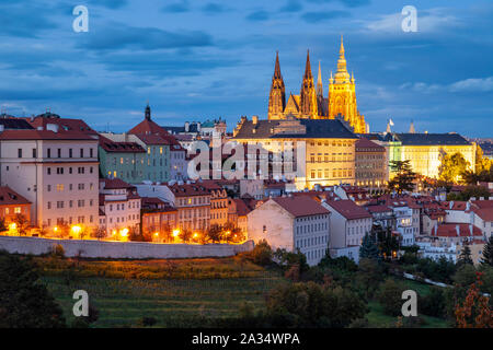 La nuit commence à Château Hradcany à Prague, Tchéquie. Banque D'Images