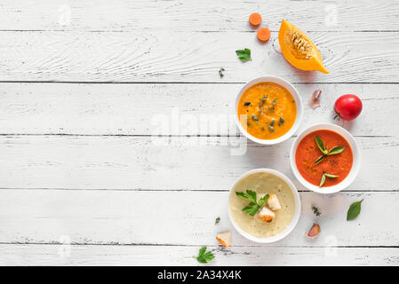 Les soupes de légumes. Ensemble de diverses soupes de légumes de saison et des ingrédients biologiques, vue du dessus, copiez l'espace. Végétarien végétalien colorés des soupes. Banque D'Images
