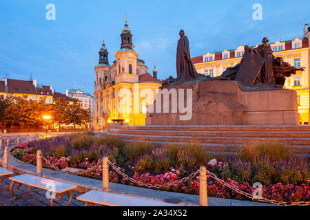 Jan Hus monument sur la place de la vieille ville à Prague, Tchéquie. Banque D'Images