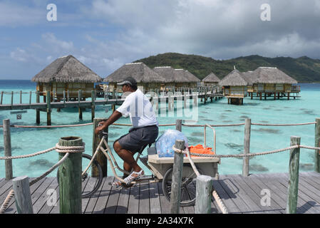 L'île de Bora Bora, Polynésie française. Sep 24, 2019. Un hôtel travailleur est vu rouler à bicyclette à un aqua-centric.Luxury Resort Bora Bora est une île volcanique de la Polynésie française, dans l'océan Pacifique. C'est Tahiti et l'île la plus célèbre d'une destination touristique internationale importante célèbre pour ses stations balnéaires de luxe. La population est d'environ 9 000 habitants. Credit : Jorge Sanz SOPA/Images/ZUMA/Alamy Fil Live News Banque D'Images