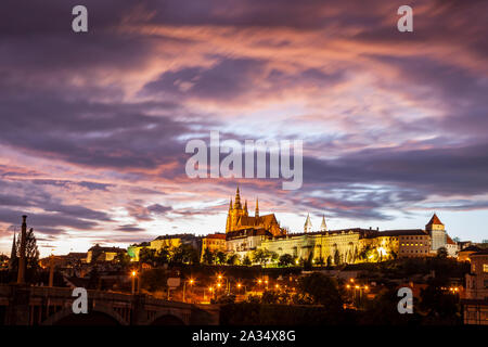La nuit commence à Château Hradcany à Prague. Banque D'Images