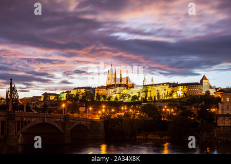 La nuit commence à Château Hradcany à Prague. Banque D'Images