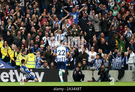 Brighton et Hove Albion Aaron Connolly célèbre marquant son deuxième but de côtés du jeu pendant le match à la Premier League stade de l'AMEX, Brighton. Banque D'Images