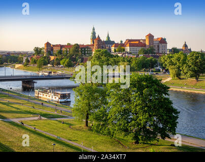 Cracovie, Pologne, avec le château de Wawel et la cathédrale, la rivière Vistule, Podwawelski bridge, un restaurant sur la péniche, les arbres et des promenades en été. Aerial Banque D'Images