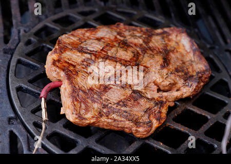 Ventre de boeuf sur le grill steak Banque D'Images