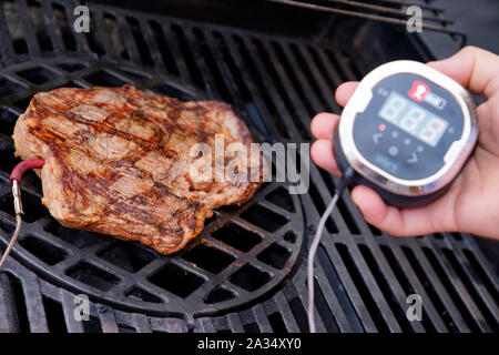 Ventre de boeuf sur le grill steak Banque D'Images