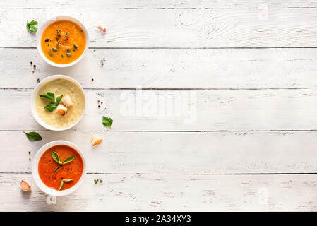 Les soupes de légumes. Ensemble de diverses soupes de légumes de saison et des ingrédients biologiques, vue du dessus, copiez l'espace. Végétarien végétalien colorés des soupes. Banque D'Images