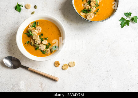 Soupe de légumes garnie de croûtons et le persil dans un bol sur fond blanc, vue du dessus, copiez l'espace. Régime alimentaire végétarien saisonnière saine - si fait maison Banque D'Images