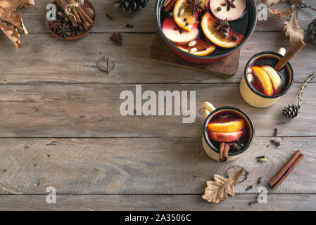 Vin chaud pour l'action de grâce et l'automne les jours fériés. Boire de vin chaud avec des épices sur fond de bois, vue du dessus, copiez l'espace. Banque D'Images