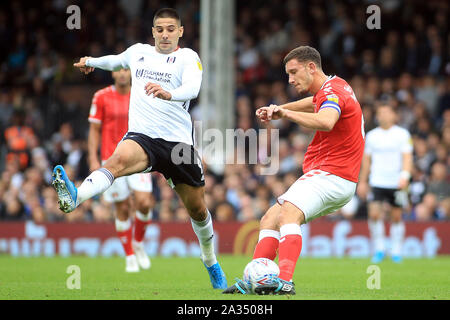 Londres, Royaume-Uni. 05 Oct, 2019. Jason Pearce de Charlton Athletic (R) en action avec Aleksandr Mitrovic de Fulham (L). Match de championnat Skybet EFL, Fulham v Charlton Athletic à Craven Cottage, à Londres, le samedi 5 octobre 2019. Ce droit ne peut être utilisé qu'à des fins rédactionnelles. Usage éditorial uniquement, licence requise pour un usage commercial. Aucune utilisation de pari, de jeux ou d'un seul club/ligue/dvd publications pic par Steffan Bowen/Andrew Orchard la photographie de sport/Alamy live news Crédit : Andrew Orchard la photographie de sport/Alamy Live News Banque D'Images